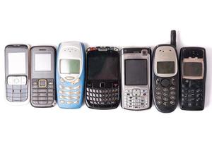vecchio e obsoleto cellulare su un' bianca sfondo. foto