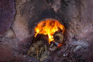 fuoco ardente legna nel il forno foto