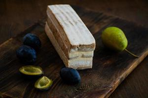 frutta pelle di prugne e pere. russo pastiglia. salutare crudo vegano merenda. frutta prugna strudel torta. foto