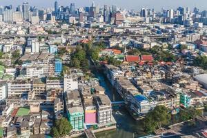 paesaggio urbano e edificio di bangkok nel giorno, bangkok è il capitale di Tailandia e è un' popolare turista destinazione. foto