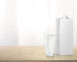 latte nel bicchiere e latte scatola su di legno tavolo su bianca sfondo foto