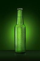 3d rendere. singolo verde birra bottiglia senza marca designazione. pieno bicchiere bottiglia coperto con acqua gocce contro verde illuminato sfondo. alcolizzato bevande e rinfresco concetto foto