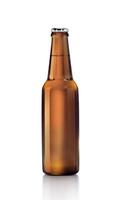Marrone birra bottiglia su un' bianca sfondo. 3d rendere foto