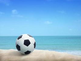 calcio palla su sabbioso spiaggia dopo gioco foto