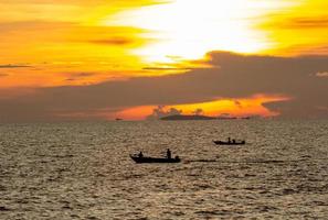 tramonto spiaggia silhouette gratuito stili vacanza, acqua cielo e le persone. foto