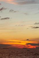 tramonto spiaggia silhouette gratuito stili vacanza, acqua cielo e le persone. foto