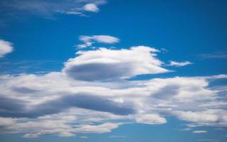 bianca nube su blu cielo nel luce del giorno foto