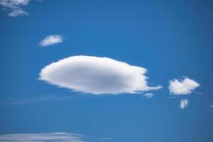 bianca nube su blu cielo nel luce del giorno foto