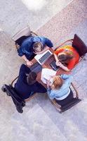 studenti gruppo Lavorando su scuola progetto insieme foto