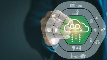 industriale emissioni inquinare il ambiente e ecosistemi. Compreso clima modificare carbonio rinnovabile energia accordo ridurre serra gas emissioni , uomo d'affari puntamento a un icona con un' penna foto