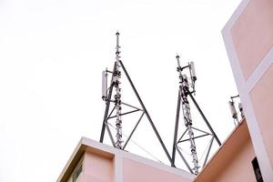 comunicazione Torre con antenne su il superiore di edificio isolato su bianca sfondo. foto