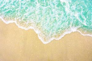 l'onda di luce e il bellissimo mare verde con spazio per i testi sullo sfondo della spiaggia.. foto