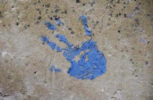 blu mano dipinto su il parete foto