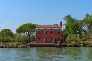 colorato case di il isola di burano foto