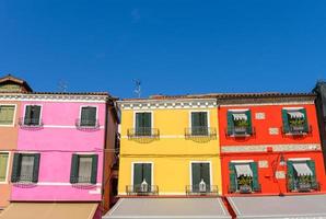 colorato case di il isola di burano foto