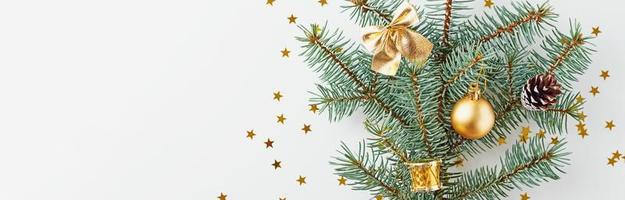 Natale albero decorato con d'oro palle e Natale giocattoli su bianca sfondo, lungo bandiera foto