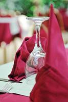 ristorante tavolo con vuoto vino bicchiere foto