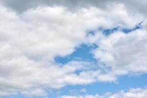 blu cielo con un' bianca nuvole, astratto sfondo foto