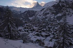 vista aerea sulla valle di zermatt e sul picco del Cervino foto