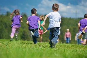 contento bambini gruppo avere divertimento nel natura foto