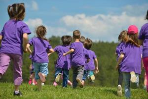 contento bambini gruppo avere divertimento nel natura foto