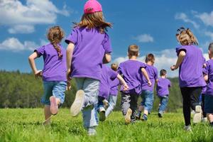 contento bambini gruppo avere divertimento nel natura foto