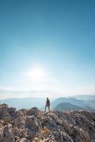 il ragazza viaggi nel il montagne. foto