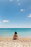 la ragazza sta prendendo il sole sulla spiaggia foto