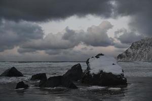 costa della Norvegia in inverno con neve brutto tempo nuvoloso foto