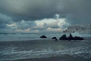 costa della Norvegia in inverno con neve brutto tempo nuvoloso foto