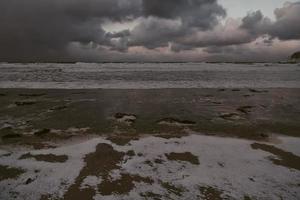 costa della Norvegia in inverno con neve brutto tempo nuvoloso foto