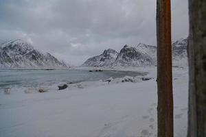 costa della Norvegia in inverno con neve brutto tempo nuvoloso foto