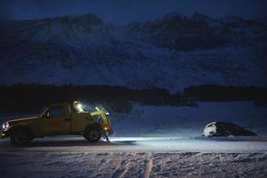 auto trainata dopo un incidente in una tempesta di neve foto