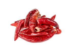 paprika macinata rossa o peperoncino secco isolato su sfondo bianco foto