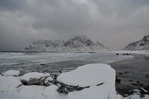 costa della Norvegia in inverno con neve brutto tempo nuvoloso foto