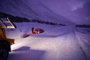 auto trainata dopo un incidente in una tempesta di neve foto