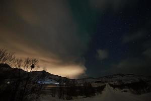 aurora boreale verde aurora boreale sopra le montagne foto