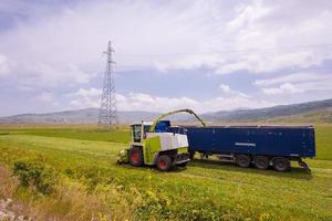 combinare macchina Caricamento in corso bunker di il camion foto