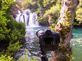 profesional dslr telecamera su un' tripode a bellissimo cascata foto