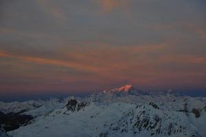 tramonto di neve in montagna foto