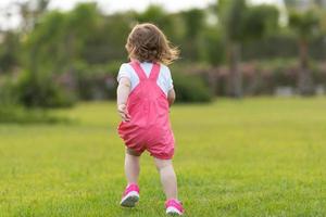 poco ragazza la spesa tempo a Giardino dietro la casa foto