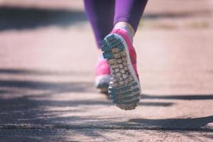 giovane corridore femminile che si allena per la maratona foto