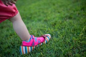 poco ragazza indossare grande scarpe di sua madre foto