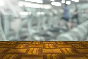 vuoto di legno tavola spazio piattaforma con sfocatura fitness Palestra attrezzatura sfondo foto