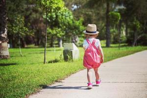 bambina che corre nel parco estivo foto