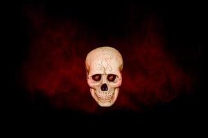 cranio con rosso Fumo su nero sfondo foto