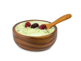 Yogurt mescolare verde tè gusto polvere con Nata de cocco olandese e gelsi frutta nel di legno ciotola isolato su bianca sfondo foto