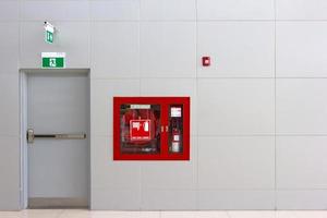 porta di uscita antincendio e attrezzature antincendio foto