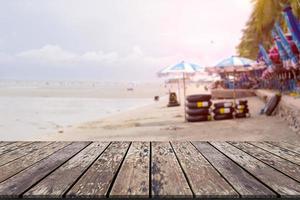 tavolo in legno con sfondo sfocato paesaggio spiaggia foto