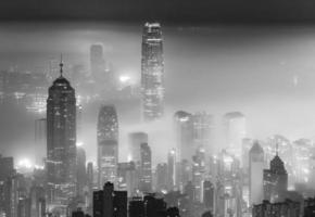 vista di notte nebbiosa della città di hong kong